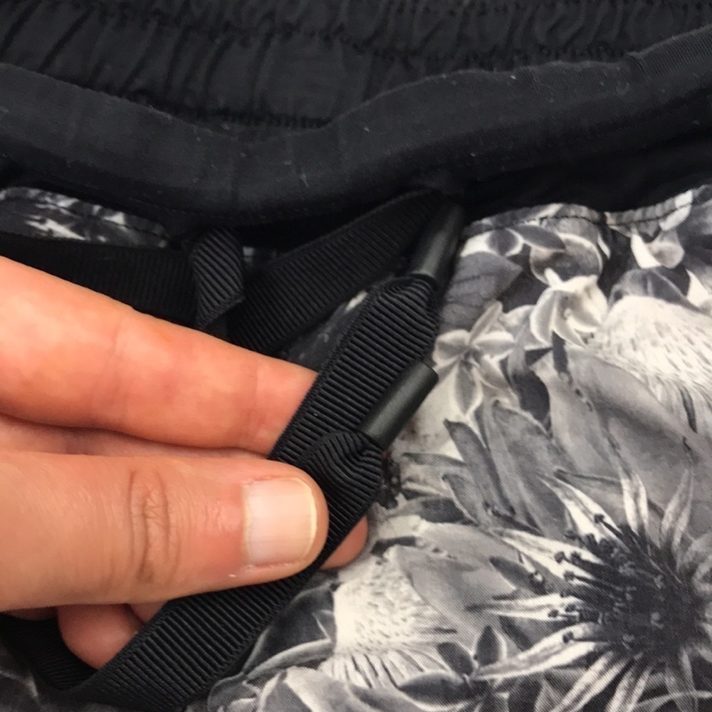 Lululemon Hotty Hot Short Flowabunga Black Angel - Picture 3 of 10